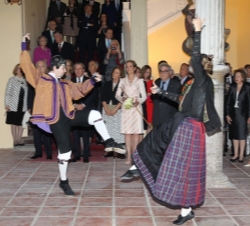 La Infanta Doña Elena, durante la jota de bienvenida en la Casa de Real Maestranza de Caballería de Zaragoza.
